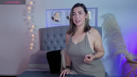 Snapshot of isabella_lt chatting on 11-25-25, 10:15 online show from 11-25-25, 10:15