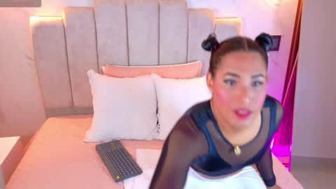 Isabella online show from 10-12-25, 10:42