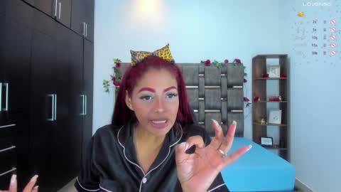 Snapshot of isabelreyes_ chatting on 01-15-25, 04:04 Hi mi name is Isabel  online show from 01-15-25, 04:04