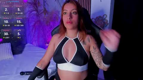 Snapshot of isamoon_ chatting on 11-12-25, 01:33 Isa online show from 11-12-25, 01:33