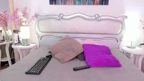 Isa Saenz online show from 12-15-25, 08:46