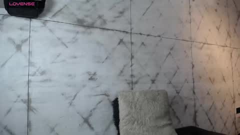 Snapshot of isasanders chatting on 12-17-25, 07:20 I S A S AN D E R S online show from 12-17-25, 07:20