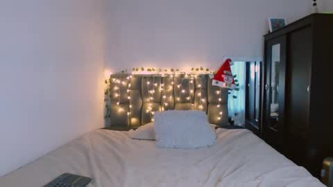 Snapshot of isis_cb17 chatting on 12-18-24, 11:02 Isis online show from 12-18-24, 11:02