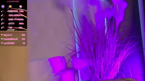 Snapshot of isis_queen_xxx chatting on 12-13-25, 08:14 Isis online show from 12-13-25, 08:14