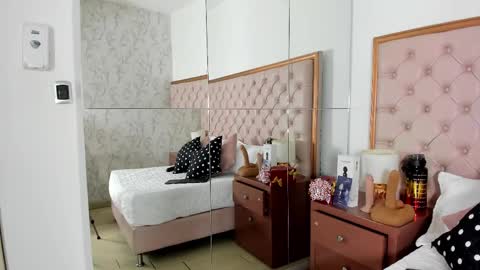 Snapshot of isla_scott chatting on 02-24-25, 11:10 Vanessa online show from 02-24-25, 11:10