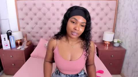 Snapshot of isla_scott chatting on 10-19-25, 11:33 Vanessa online show from 10-19-25, 11:33