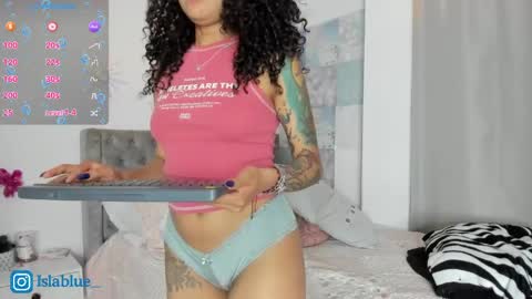 Snapshot of islaa_bluee chatting on 05-03-26, 11:11 Isla Blue online show from 05-03-26, 11:11
