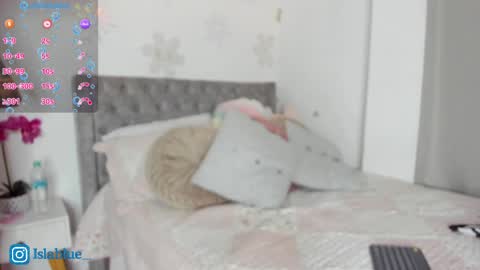 Snapshot of islaa_bluee chatting on 05-12-26, 02:19 Isla Blue online show from 05-12-26, 02:19