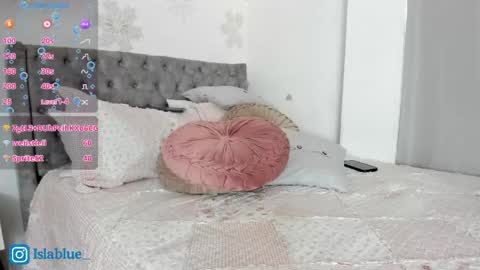 Snapshot of islaa_bluee chatting on 05-12-26, 02:25 Isla Blue online show from 05-12-26, 02:25