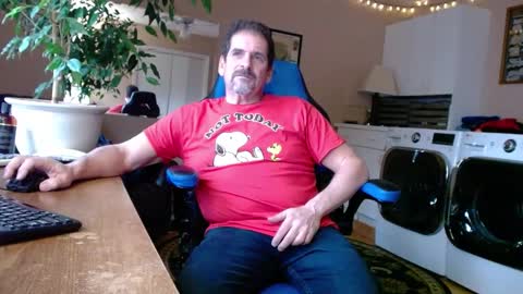 Snapshot of islandguy70 chatting on 12-30-24, 09:19 Jim online show from 12-30-24, 09:19