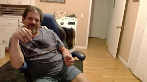 Snapshot of islandguy70 chatting on 11-06-25, 11:48 Jim online show from 11-06-25, 11:48