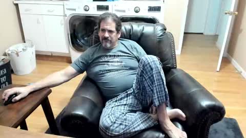 Snapshot of islandguy70 chatting on 11-20-25, 10:31 Jim online show from 11-20-25, 10:31