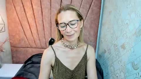 Snapshot of issa_milf__ chatting on 12-01-25, 01:16 ISSA MILF online show from 12-01-25, 01:16
