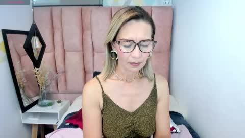 Snapshot of issa_milf__ chatting on 05-14-26, 01:40 ISSA MILF online show from 05-14-26, 01:40