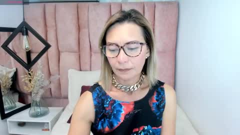 Snapshot of issa_milf__ chatting on 05-22-26, 03:50 ISSA MILF online show from 05-22-26, 03:50