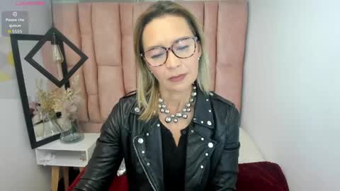 Snapshot of issa_milf__ chatting on 05-26-26, 01:40 ISSA MILF online show from 05-26-26, 01:40