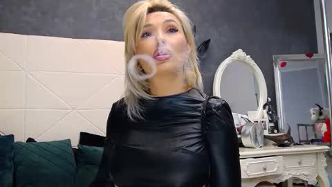 Snapshot of issasmyth chatting on 09-29-25, 06:18 IssaSmyth online show from 09-29-25, 06:18