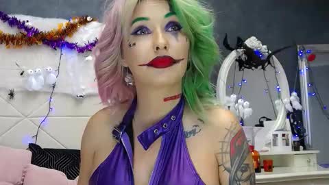 Snapshot of issasmyth chatting on 10-31-25, 08:04 IssaSmyth online show from 10-31-25, 08:04