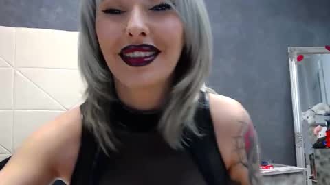 IssaSmyth online show from 04-24-26, 07:22