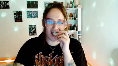 Yiz online show from 12-07-24, 02:42