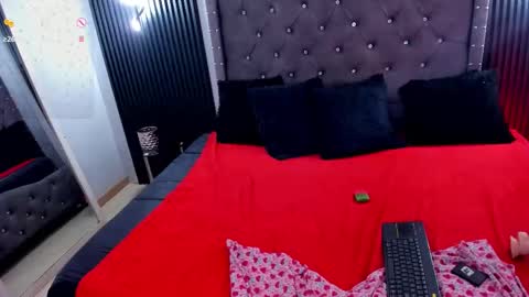 Snapshot of issis_smith chatting on 09-16-25, 08:32 issis_smith online show from 09-16-25, 08:32