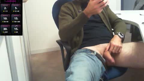 Snapshot of italiansirforyou chatting on 10-31-25, 03:35 Alex online show from 10-31-25, 03:35