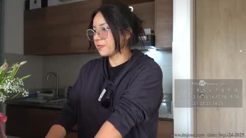 Snapshot of its_jessi chatting on 09-24-25, 08:23 Jessi online show from 09-24-25, 08:23