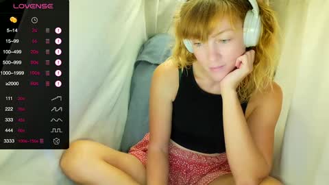 Snapshot of its_lily chatting on 10-22-25, 10:20 Lily online show from 10-22-25, 10:20