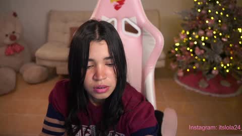Snapshot of its_lola chatting on 12-14-24, 01:50 online show from 12-14-24, 01:50