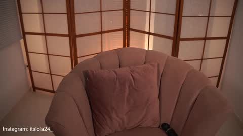 Snapshot of its_lola chatting on 01-24-25, 04:16 online show from 01-24-25, 04:16