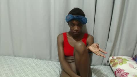 Laynne online show from 10-23-25, 02:27