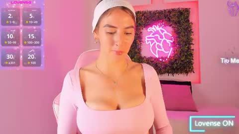 Itzel  online show from 06-12-26, 01:54