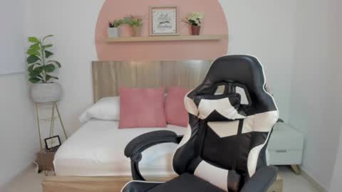 Snapshot of ivette_swan chatting on 02-03-26, 12:21 I V E T T E online show from 02-03-26, 12:21