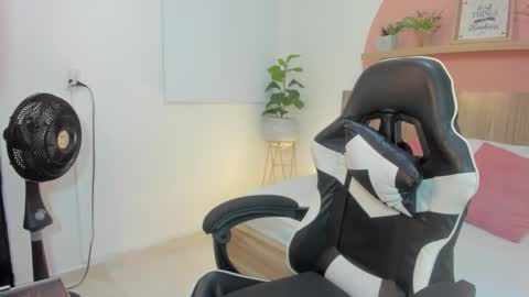 Snapshot of ivette_swan chatting on 02-05-26, 12:21 I V E T T E online show from 02-05-26, 12:21