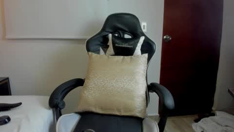 Snapshot of ivette_swan chatting on 02-11-26, 12:48 I V E T T E online show from 02-11-26, 12:48