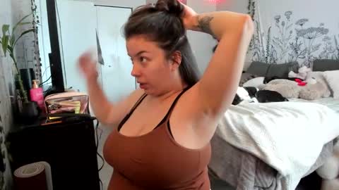 Snapshot of ivyheavenxo chatting on 01-16-26, 08:35 Ivy Heaven Goddess online show from 01-16-26, 08:35