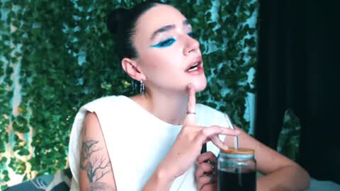 Snapshot of ivyjonson chatting on 12-22-24, 04:59 Miss Ivy online show from 12-22-24, 04:59