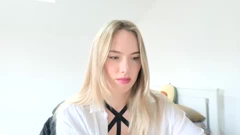 Snapshot of ivyyy1995 chatting on 11-20-25, 01:00 ivyyy1995 online show from 11-20-25, 01:00