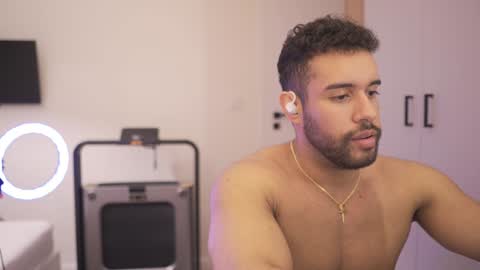 Snapshot of izaak_lover chatting on 12-19-24, 08:13 Izaak online show from 12-19-24, 08:13