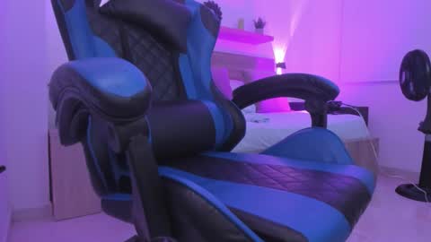 Iza online show from 11-14-25, 01:21