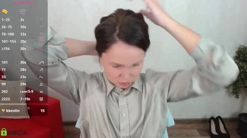 Queen of nylon  Victoria online show from 10-15-25, 05:40