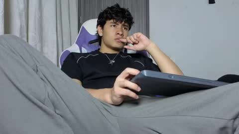 Snapshot of j_u_p_i_t_e_r chatting on 04-12-26, 12:37 Noah online show from 04-12-26, 12:37