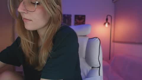 Linda Sofia help me get to 100 thumbs up online show from 11-23-25, 03:50