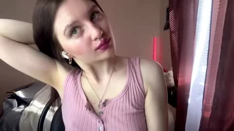 Snapshot of jaclynmalcolm chatting on 05-03-26, 05:13 Lillian online show from 05-03-26, 05:13