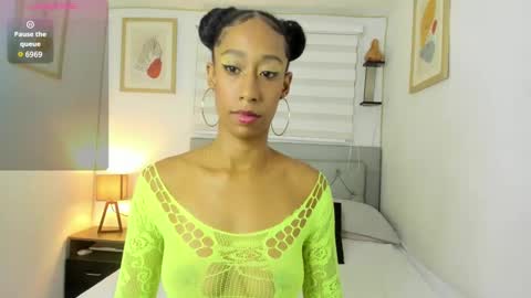 Snapshot of jade_obi chatting on 03-05-25, 02:56 Jade smile online show from 03-05-25, 02:56