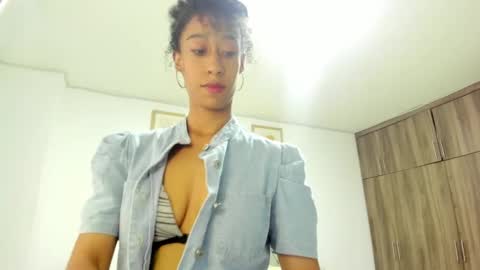 Snapshot of jade_obi chatting on 09-24-25, 02:20 Jade smile online show from 09-24-25, 02:20