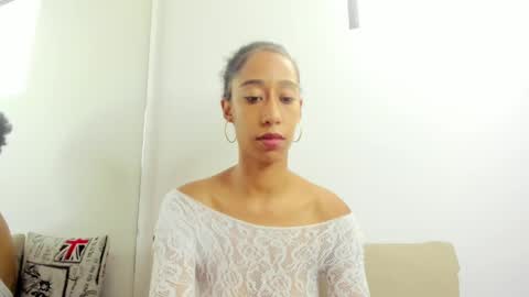 Snapshot of jade_obi chatting on 09-27-25, 04:23 Jade smile online show from 09-27-25, 04:23