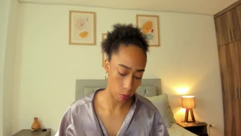 Snapshot of jade_obi chatting on 10-25-25, 03:18 Jade smile online show from 10-25-25, 03:18