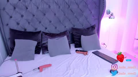 Jade Red  online show from 12-17-24, 05:47