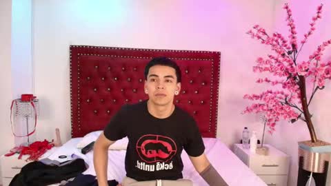 Snapshot of jaden_and_sofia chatting on 05-19-26, 02:40 Jaden and Sofia online show from 05-19-26, 02:40